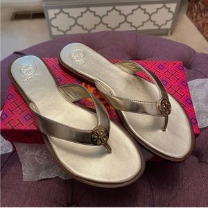 NIB Tory Butch Benton Thong / Sandal, Gold, Sz 8